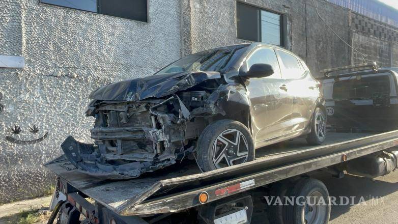$!El Hyundai presentó daños de consideración y fue retirado del lugar con apoyo de una grúa.