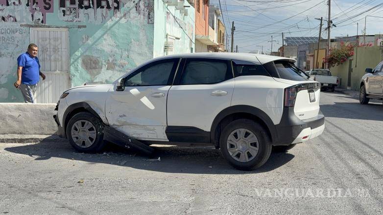 $!De acuerdo con los primeros reportes, la conductora de la Nissan Kicks presuntamente no respetó el señalamiento de alto.