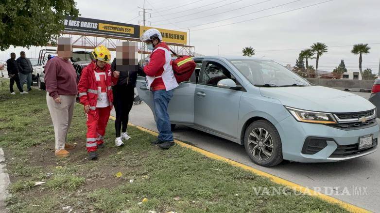 $!Paramédicos de la Cruz Roja brindaron atención a las dos mujeres que viajaban en los automóviles.