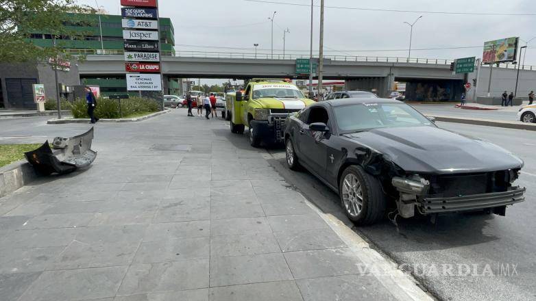 $!Agentes de tránsito municipal dialogaron con el conductor del Ford Mustang, mientras realizaban la inspección del vehículo y recababan información sobre el incidente.