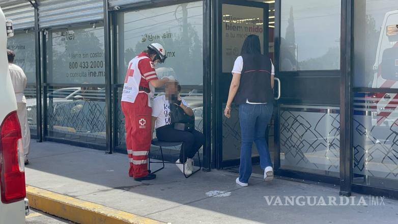 $!La ambulancia de la Cruz Roja llegó al lugar para atender a la mujer vendedora que presentaba sangrado después del impacto.
