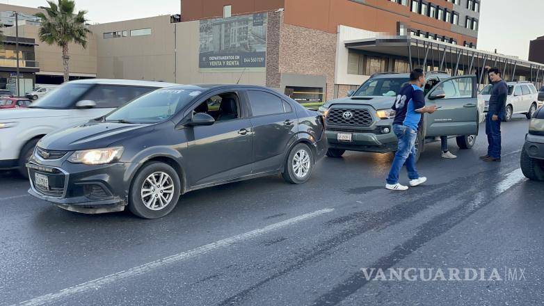 $!La camioneta Tacoma impactó la parte trasera del Aveo al no lograr frenar a tiempo.