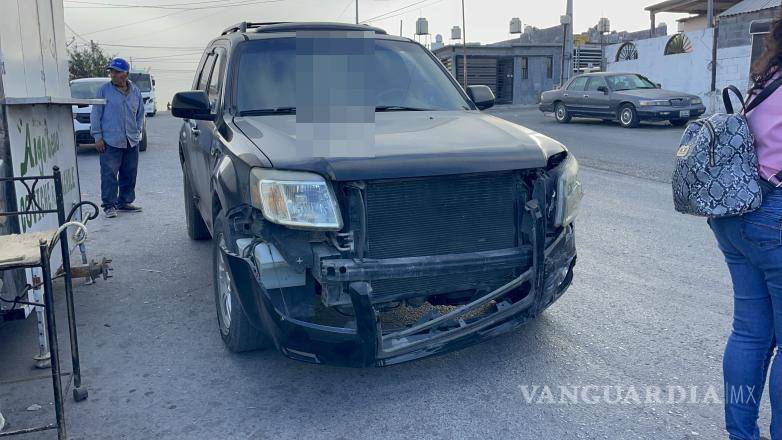 $!La camioneta Mariner impactó un Chevrolet Aveo en la colonia Misión Cerritos.