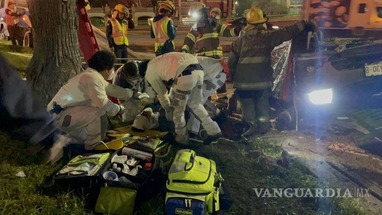 $!Fuera del auto estaba una joven, la cual fue inmediatamente atendida por los socorristas para subirla a la ambulancia y que recibiera atención inmediata.