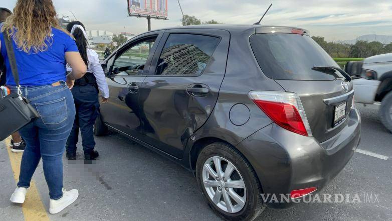 $!Una joven conductora detuvo su Toyota Yaris después de ser golpeada por una barrera de contención desprendida tras el accidente.