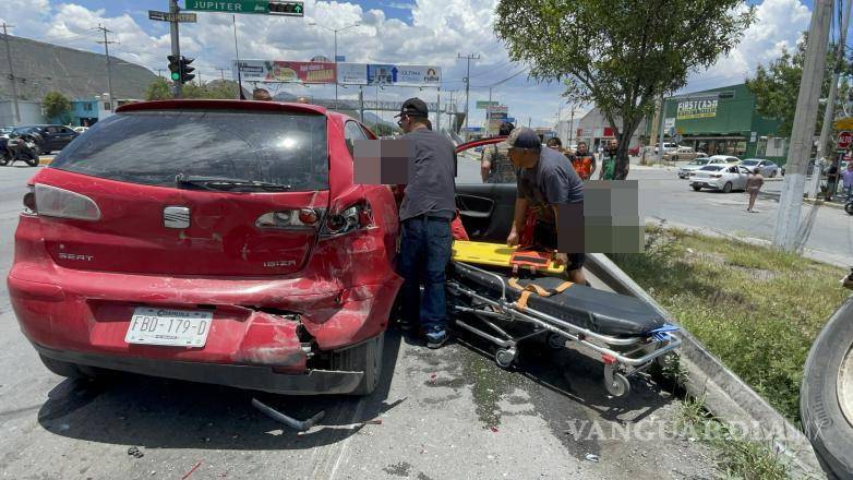 $!El Seat Ibiza recibió el primer impacto y su ocupante fue trasladado al hospital.