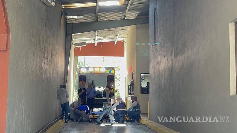 $!Una joven de 24 años resultó gravemente herida tras caer desde el techo de un restaurante en Saltillo mientras realizaba trabajos de instalación de paneles solares.