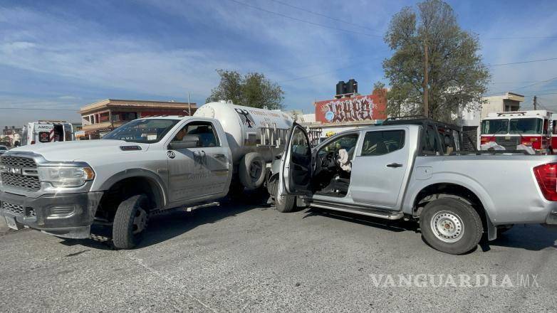 $!El operador de la pipa intentó dar la vuelta sin precaución, ocasionando el impacto en la colonia Zaragoza.