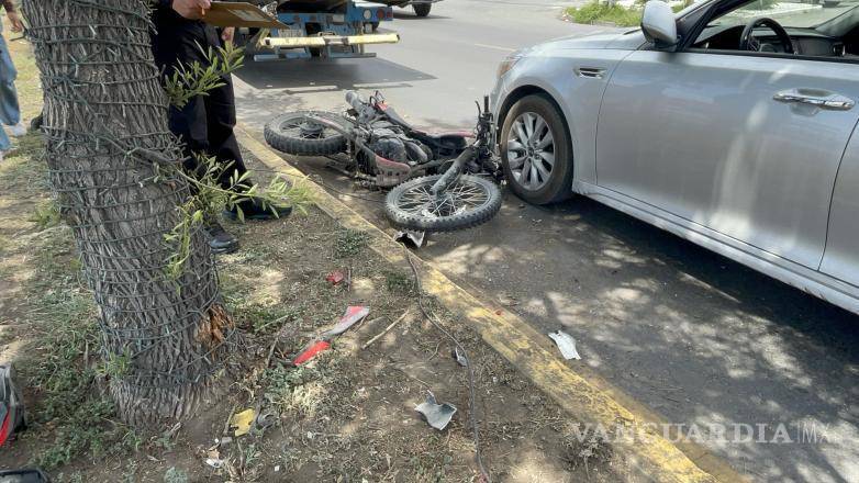 $!De acuerdo con testigos, el accidente ocurrió cuando un automóvil KIA Óptima y una motocicleta Vento tuvieron contacto mientras circulaban sobre Venustiano Carranza.