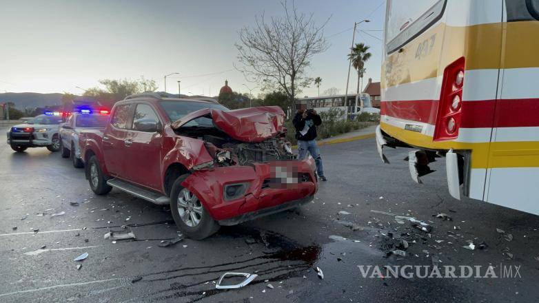 $!La defensa trasera del camión de la Ruta Periférico sufrió daños significativos, pero no hubo lesionados.
