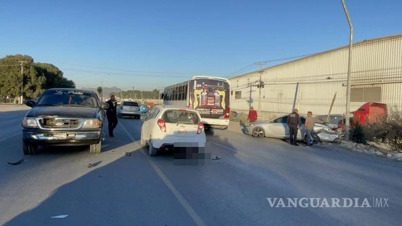 $!La colisión proyectó el auto hacia la banqueta de una empresa cercana, causando daños materiales.