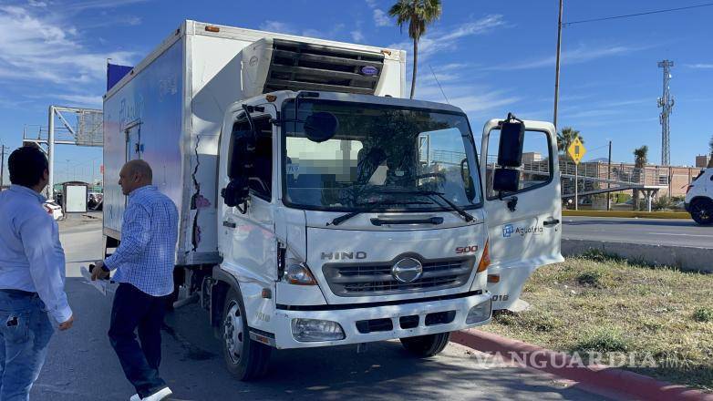 $!El camión Hino de la empresa AguaFría también presentó daños significativos tras el choque.