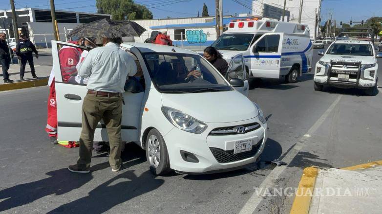 $!La empresa privada Plus Care también intervino y brindó primeros auxilios hasta la llegada del ajustador de la aseguradora.