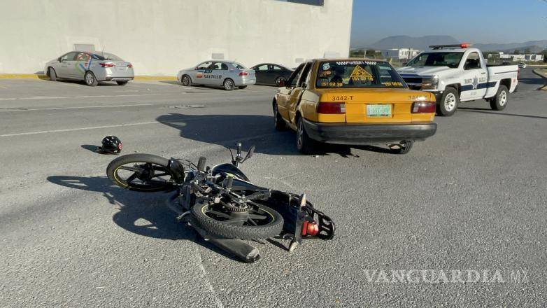 $!El motociclista se estrelló contra el auto, luego que este le quitó derecho de paso.