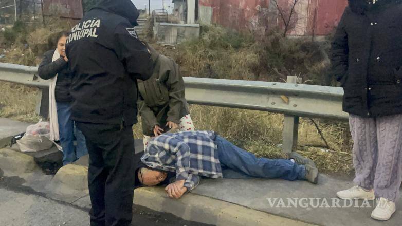 $!Paramédicos de la Cruz Roja atendieron en el lugar a la pareja de adultos mayores antes de trasladarlos al Hospital General.