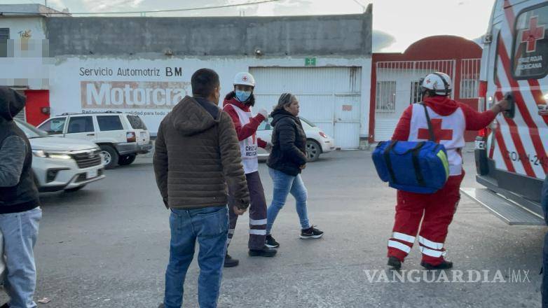 $!Afortunadamente, la acompañante del conductor lesionado no sufrió heridas graves, pero fue atendida en el lugar por paramédicos de la Cruz Roja.