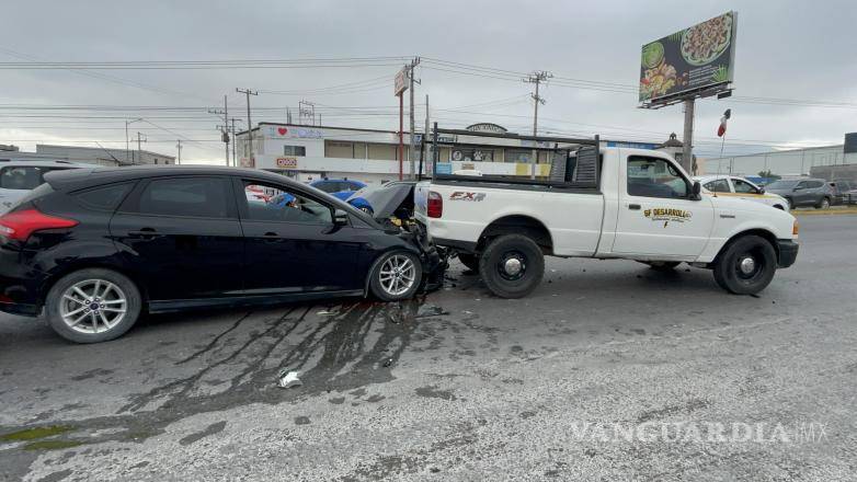 $!La camioneta Ford Ranger fue proyectada tras el impacto del Ford Focus.