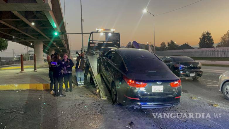 $!El primer impacto ocurrió cuando un vehículo se detuvo ante el semáforo y fue alcanzado por otro automóvil.