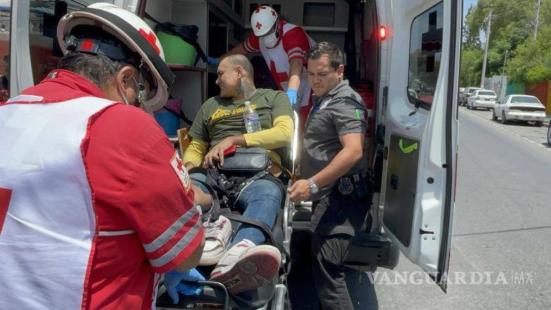 $!Personal de emergencia trasladó al repartidor de la plataforma Rapi a la Clínica Dos del IMSS después de detectar una posible fractura en una de sus extremidades tras el percance vial.