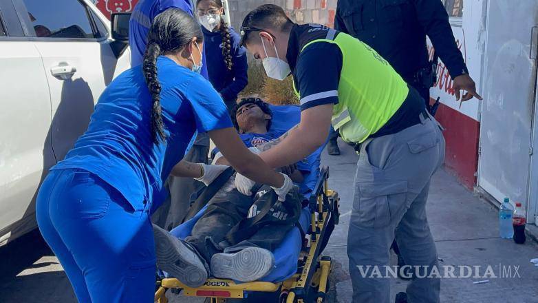 $!El lesionado recibió atención por parte de personal de la Secretaría de Salud tras resultar herido durante el conflicto.