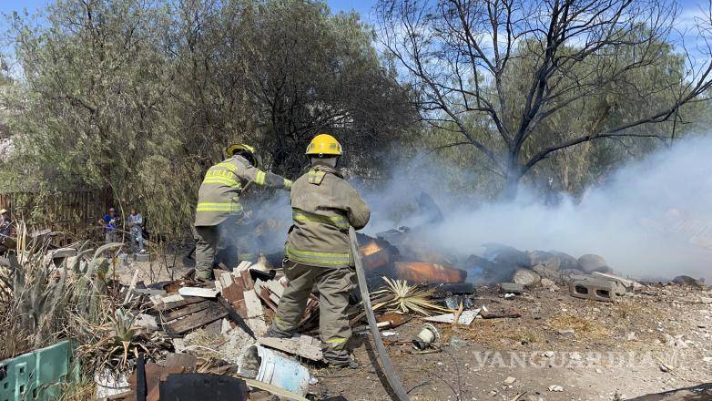 $!Las llamas iniciaron en un terreno con madera acumulada y se propagaron rápidamente.