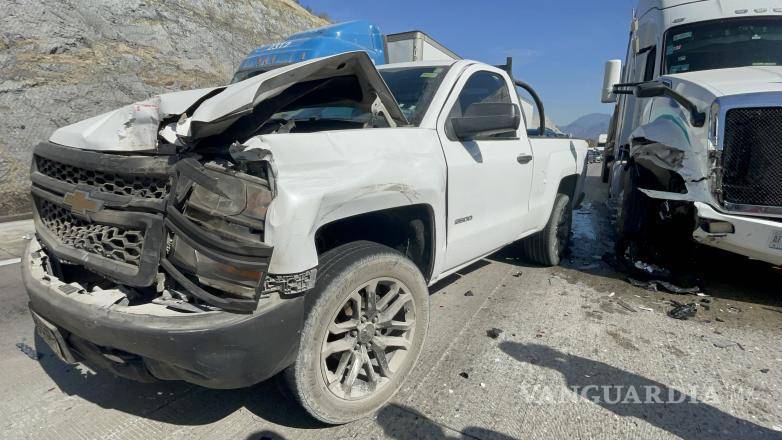 $!El segundo vehículo afectado, conducido por Josué, también resultó dañado tras colisionar con un tráiler.