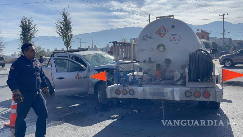 $!Personal de la Policía de Tránsito tomó conocimiento del siniestro y detuvo al operador de la pipa de gas en Saltillo.