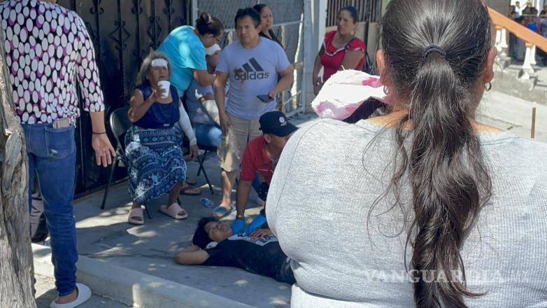 $!Los vecinos sacaron del domicilio a los lesionados.