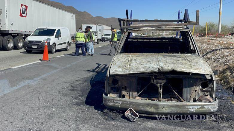 $!La unidad quedó completamente calcinada a un costado de la carretera Monterrey–Saltillo, sin que se reportaran personas lesionadas.