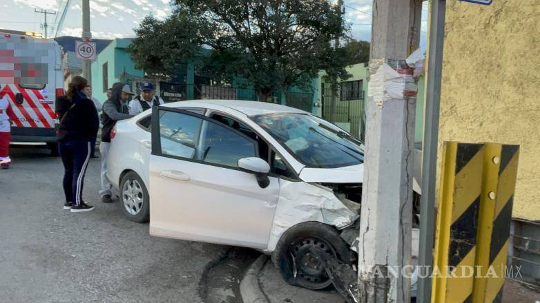 $!La Policía Municipal de Tránsito llegó rápidamente al lugar para tomar conocimiento del accidente y abanderar la vialidad.