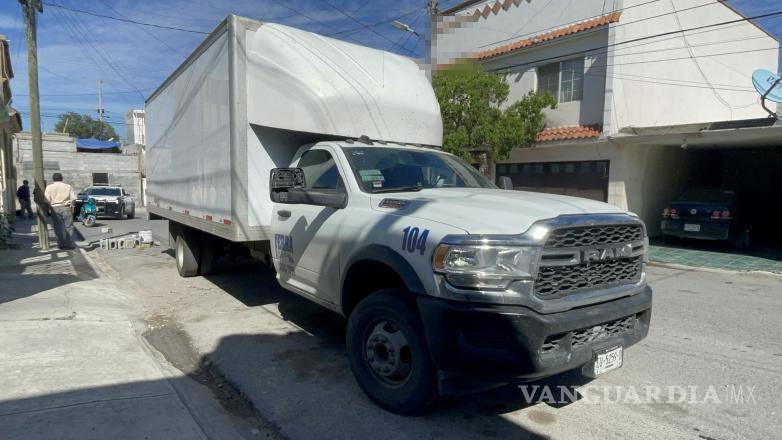 $!El accidente ocurrió cuando el operador de un camión de carga realizaba una maniobra de vuelta, momento en el que el adolescente intentó rebasarlo sin percatarse del movimiento.