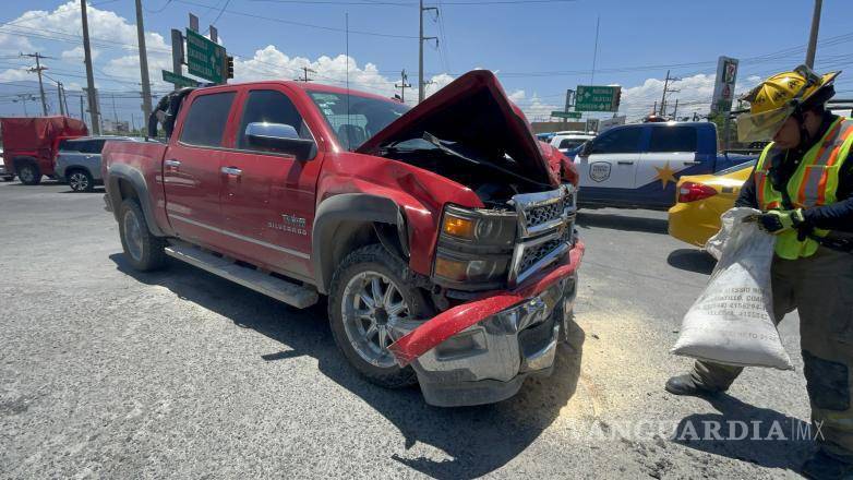 $!La camioneta Chevrolet Silverado presentó severos daños en la parte frontal a causa del choque.