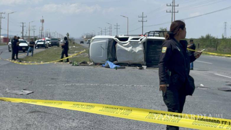 $!La víctima mortal fue identificada como Apolinar Valencia García, de 34 años, quien salió proyectado durante la volcadura.