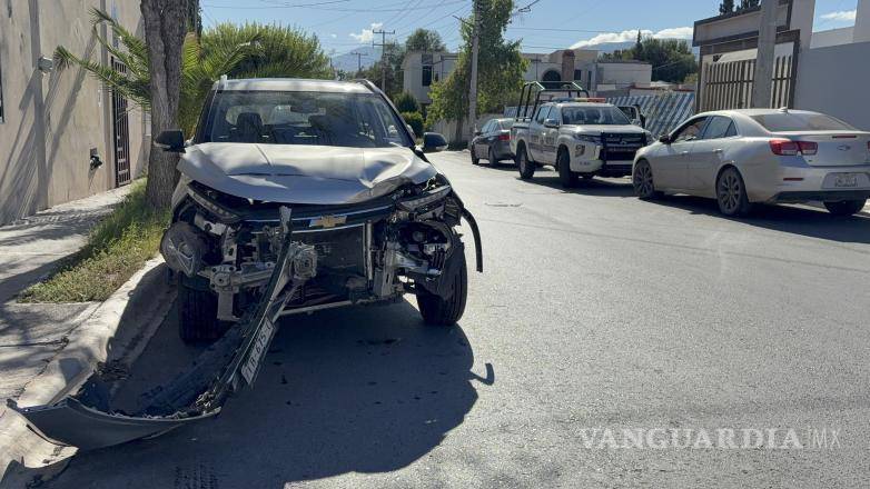 $!El accidente ocurrió alrededor de las 8:00 horas en el cruce de Roble y Libertad.
