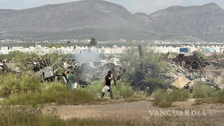 $!Bomberos acudieron al negocio de tarimas para controlar el incendio y evitar que se extendiera.