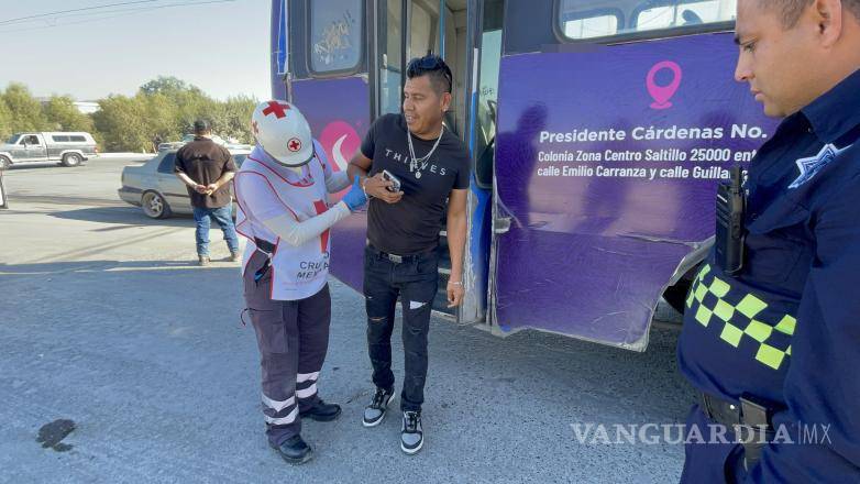 $!Personal paramédico de la Cruz Roja atendió a los heridos en el lugar del accidente.