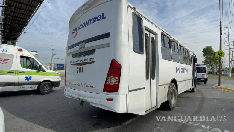 $!El impacto entre un Nissan Sentra y un Mazda 3 provocó que este último fuera proyectado contra un camión de transporte de personal que circulaba por la misma vialidad.