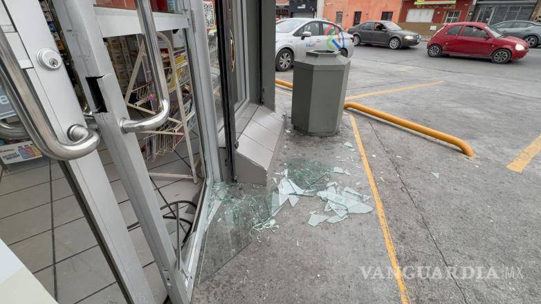 $!Aunque el cristal presentó daños, durante la revisión no se observaron indicios de que hubiera sido sustraída mercancía; se prevé que el concesionario presente una denuncia.
