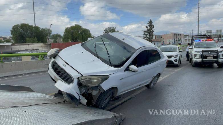 $!El personal de emergencia y la policía de Tránsito Municipal atiendierón el accidente en Paseo de la Reforma, donde un automóvil se encuentra encaramado sobre un poste.