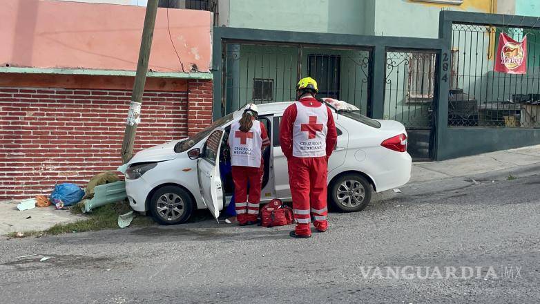 $!Paramédicos de la Cruz Roja atendieron a la mujer en el lugar del percance, mientras oficiales de Tránsito Municipal retiraban el vehículo con grúa y se gestionaban los daños ocasionados.