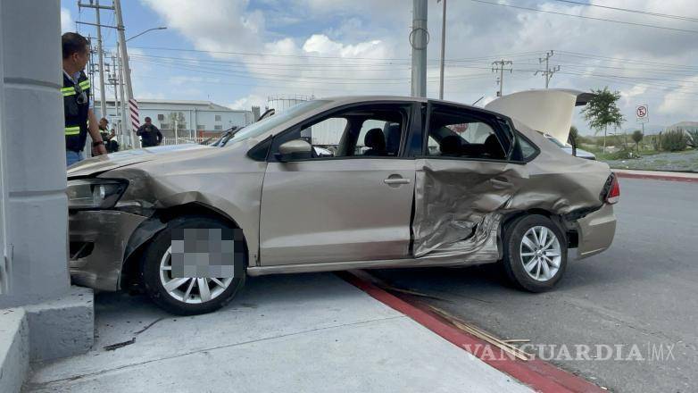 $!El Volkswagen Vento, tras el accidente, mostró evidentes daños en la carrocería.