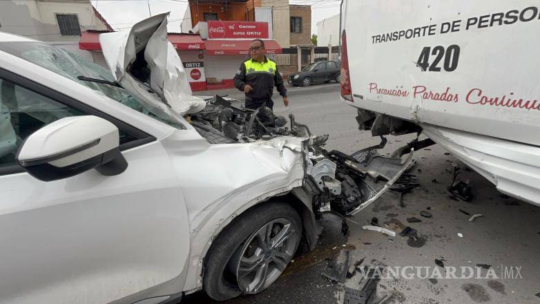 $!Elementos de Tránsito Municipal atendieron el reporte del accidente.