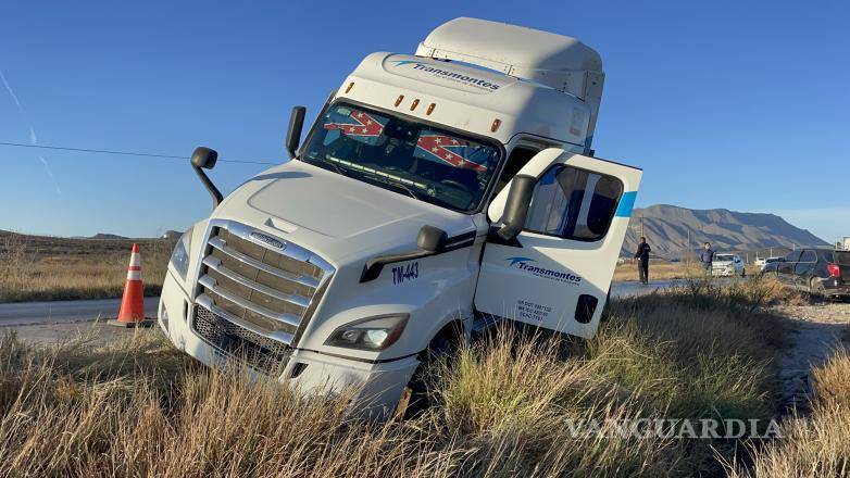 $!Un tráiler quedó atorado en la orilla de la cinta asfáltica al intentar rodear la zona del accidente.