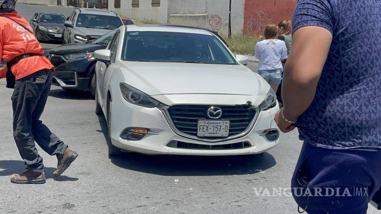 $!Elementos de Tránsito Municipal acudieron al lugar del accidente para recabar información de los conductores involucrados y determinar las responsabilidades correspondientes.
