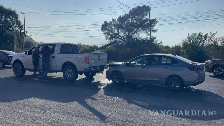 $!Los conductores detuvieron sus automóviles en el área del siniestro vial, ocasionando largas filas de tráfico.