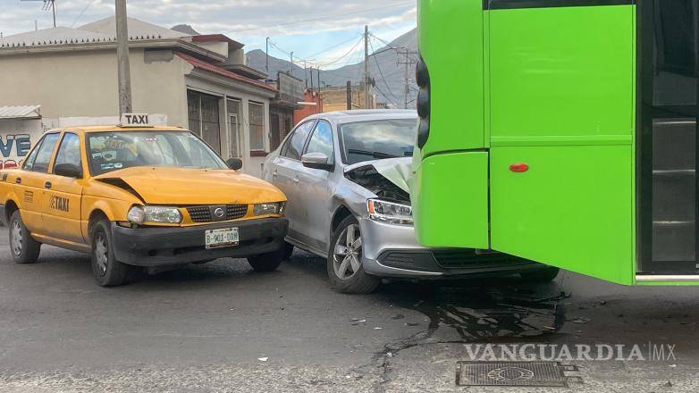 $!Los autos implicados en el accidente, un taxi y un Nissan Tsuru, muestran daños en la parte delantera.