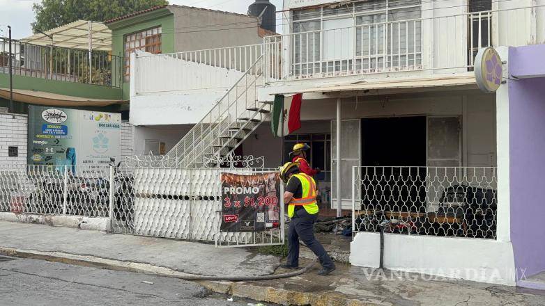 $!Tras controlar las llamas, los brigadistas realizaron labores de ventilación para evitar que el humo se propagara a negocios aledaños.