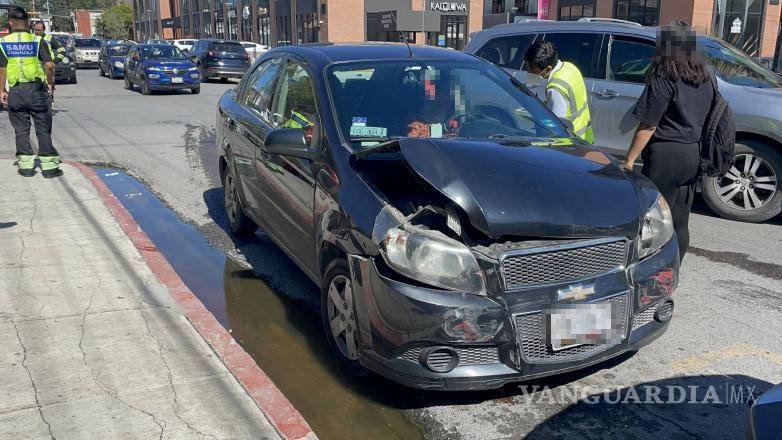 $!El Chevrolet Aveo involucrado en el accidente mostró daños significativos en el frente después del choque.