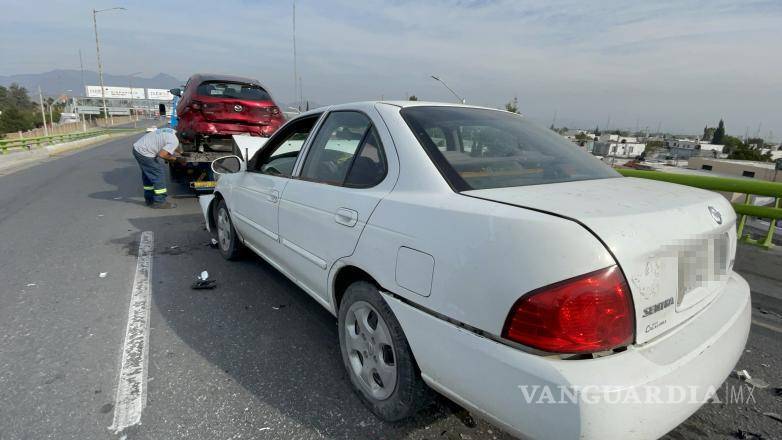 $!Paramédicos acudieron al lugar del accidente para valorar a los conductores y determinaron que las lesiones eran leves, por lo que no fue necesario el traslado a un hospital.