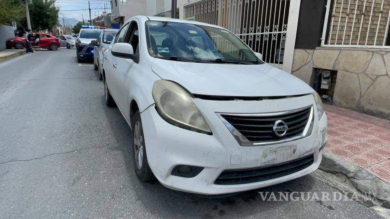 $!El Nissan presentó daños en la parte frontal tras el choque que movilizó a cuerpos de emergencia.